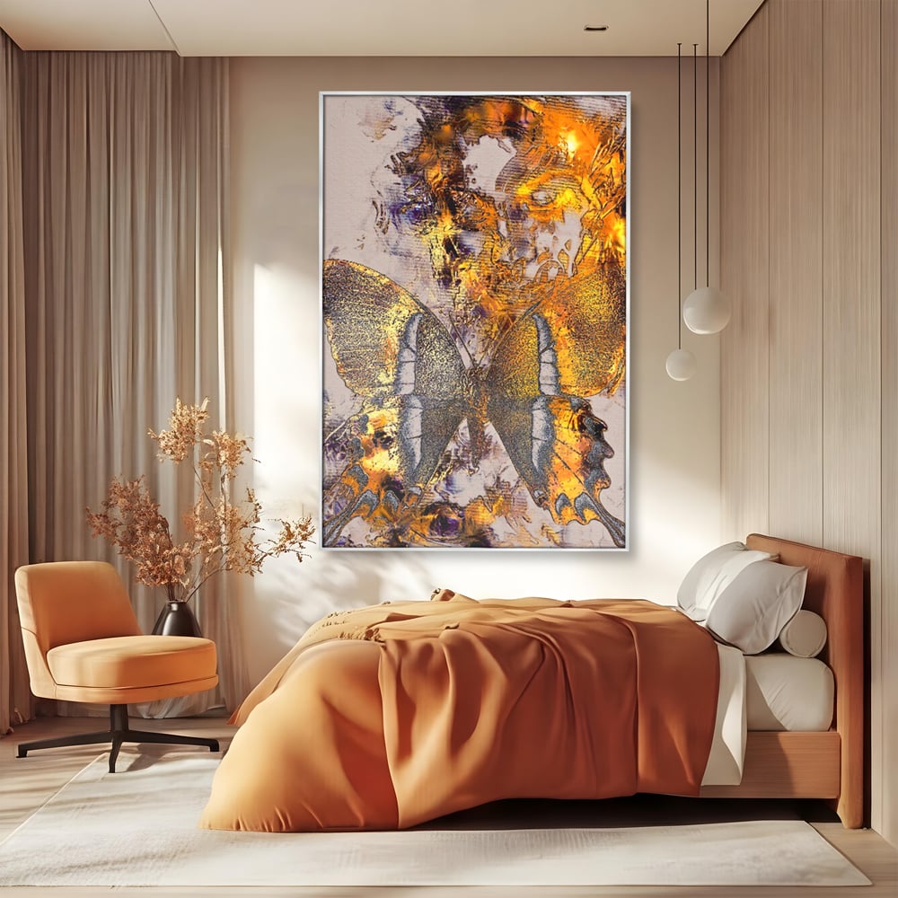 Tablou canvas cu tablou vertical cu fluture auriu si texturi abstracte, in rama de aluminiu argintiu, pe perete intr-un dormitor